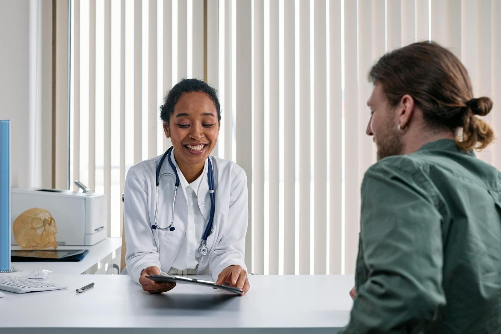 Médica em consulta no Centro Médico Nilópolis